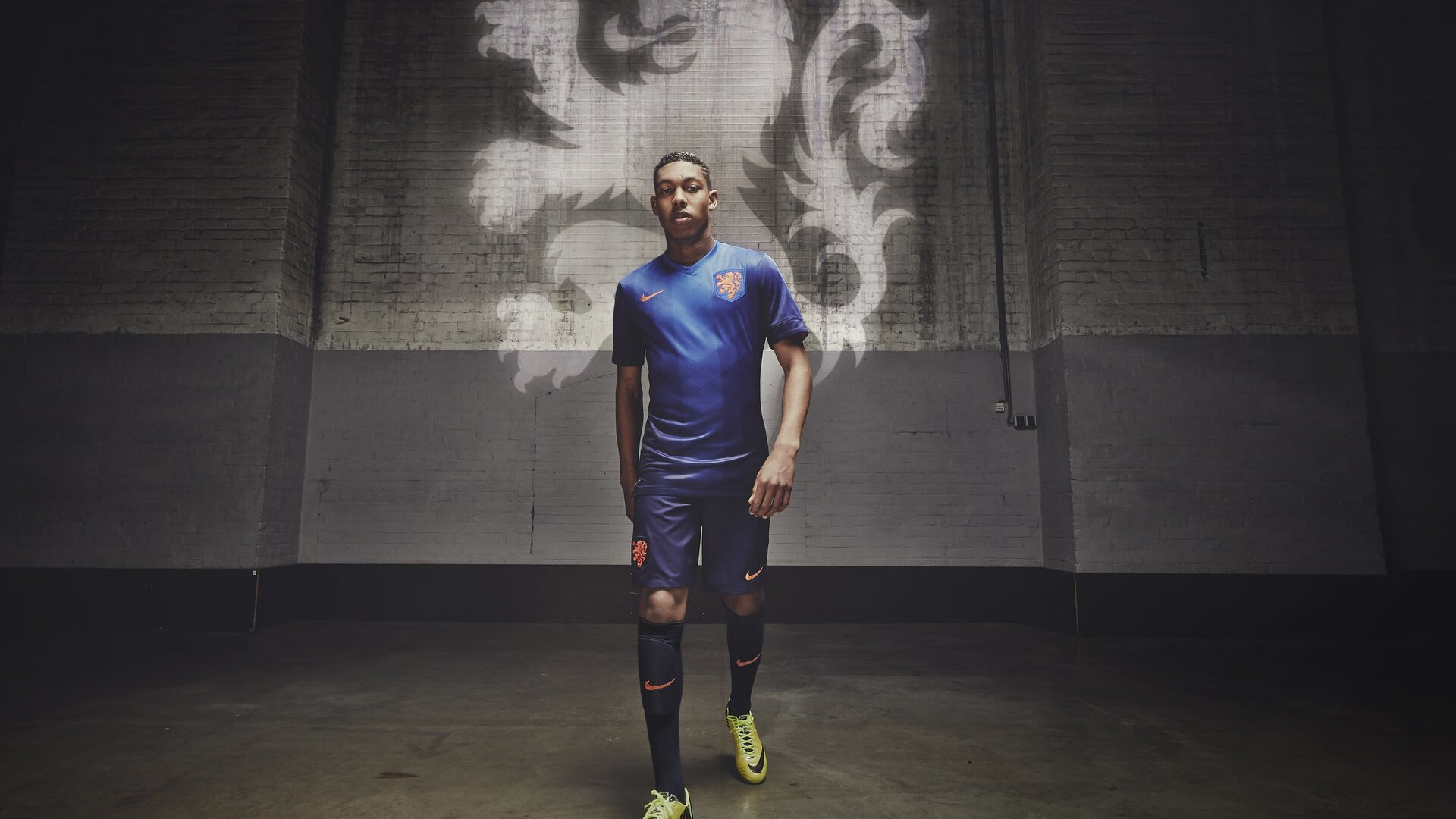 特斯·冯·迪克：灵活的中场运作，南非队进攻节奏不断加快，冯 斯特拉克